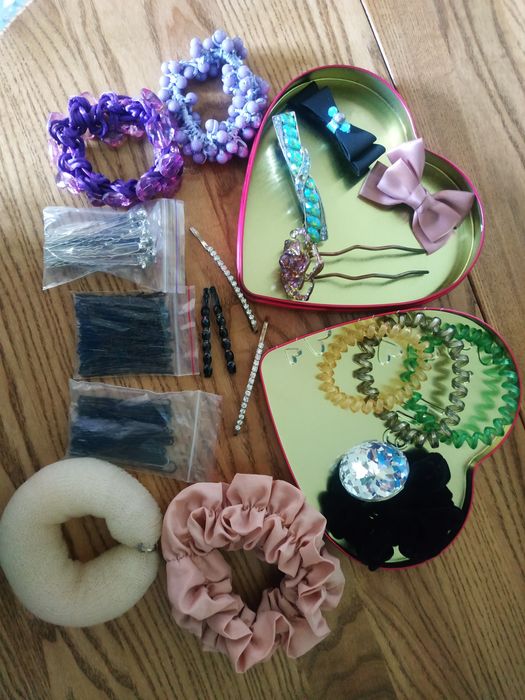 Заколки, резинки та інші прекраси для волосся.