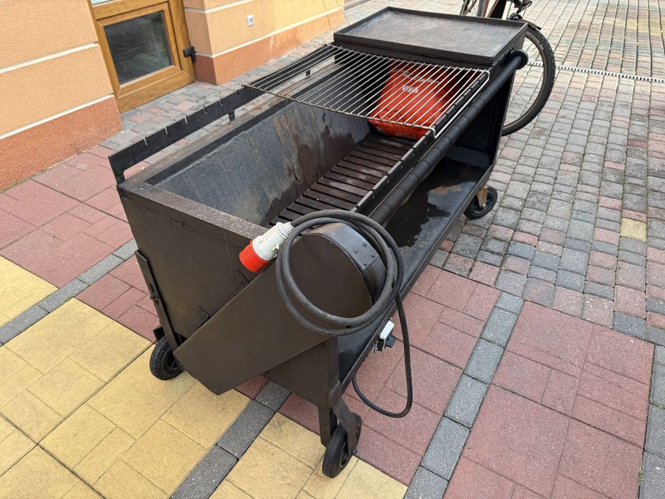 Grill Węglowy w komplecie druty do szszłyka