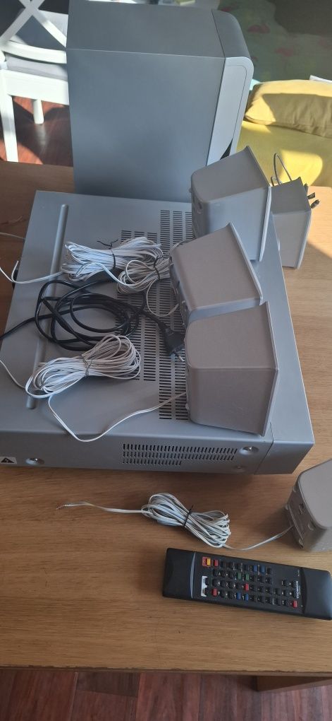 Amplituner 300W z zestawem głośników do kina domowego