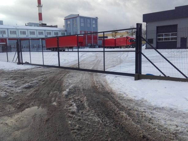Brama  skrzydłowa żaluzjowa palisadowa ocynk mal.  proszkowo  z furtką