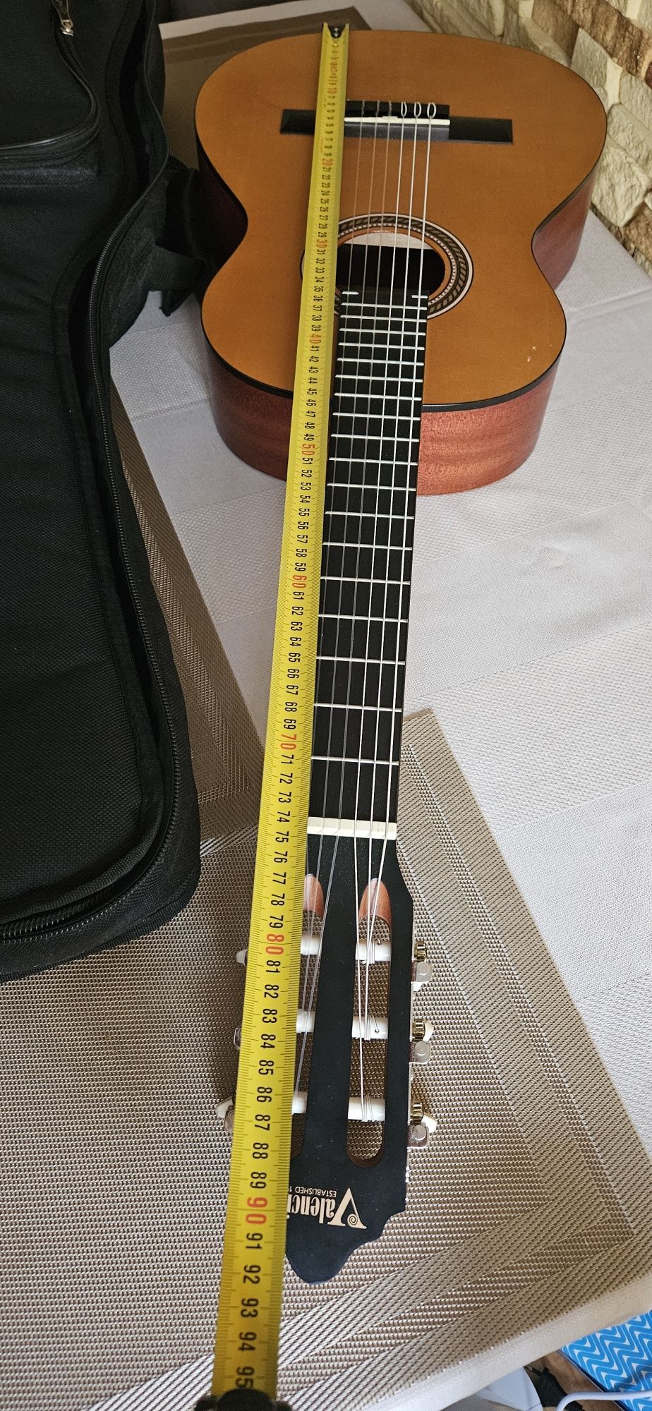 Gitara z pokrowcem.