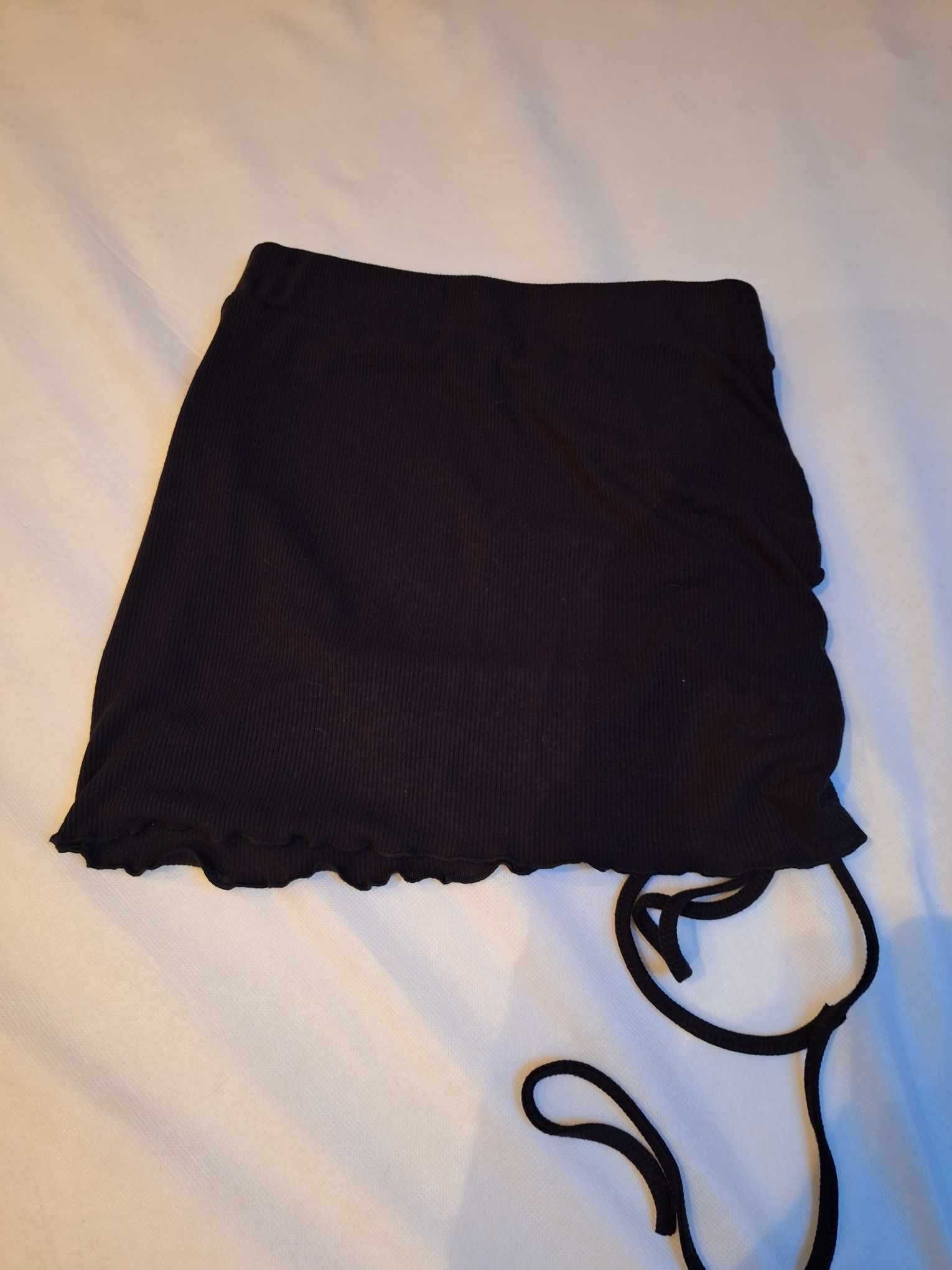 Czarna mini spódniczka ze sznureczkiem