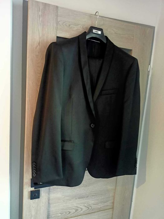 Czarny garnitur idealny na wesela z firmy PAWO