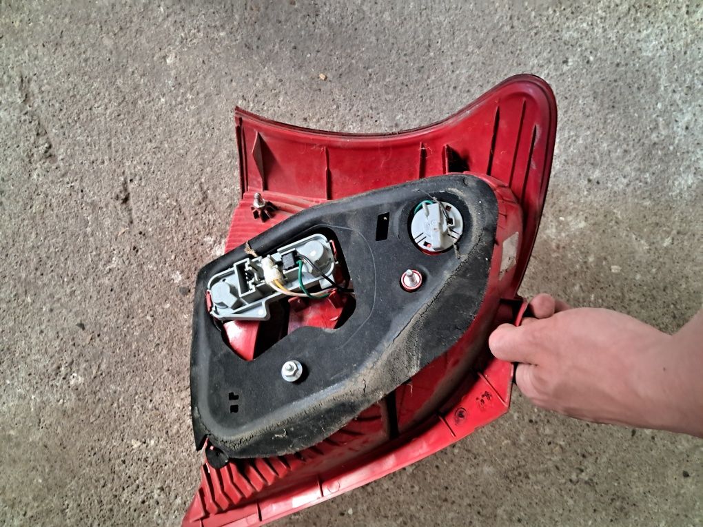 Prawa lampa toyota yaris 2