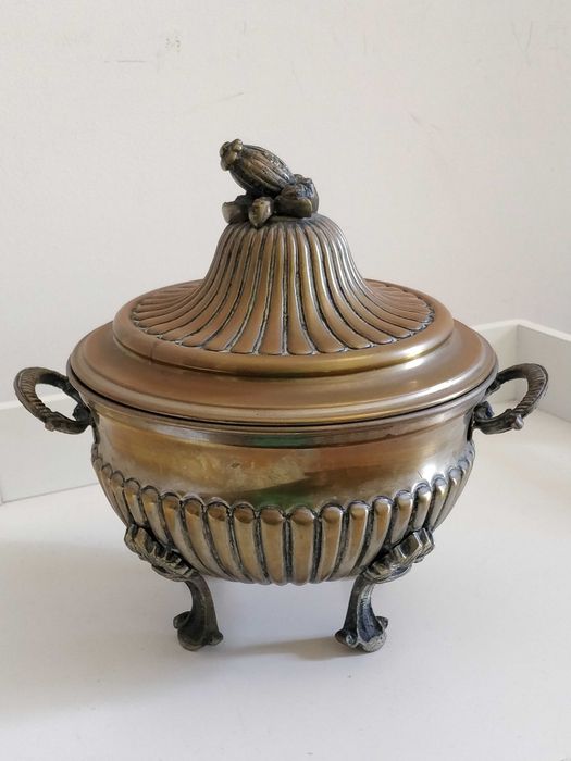 Taça grande, em latão