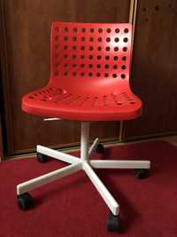 krzesło biurowe obrotowe IKEA SKÅLBERG czerwone z białą podstawą