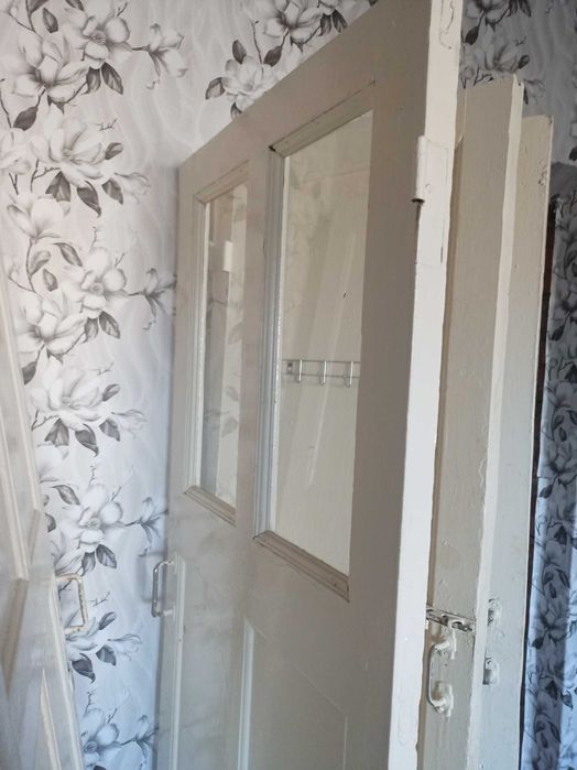 Двері дерев'яні 4 шт., лутки (порізані), вікна   б/у, стан на фото