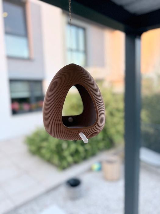 Nowoczesny karmnik dla ptaków – stylowy, lekki ceglany