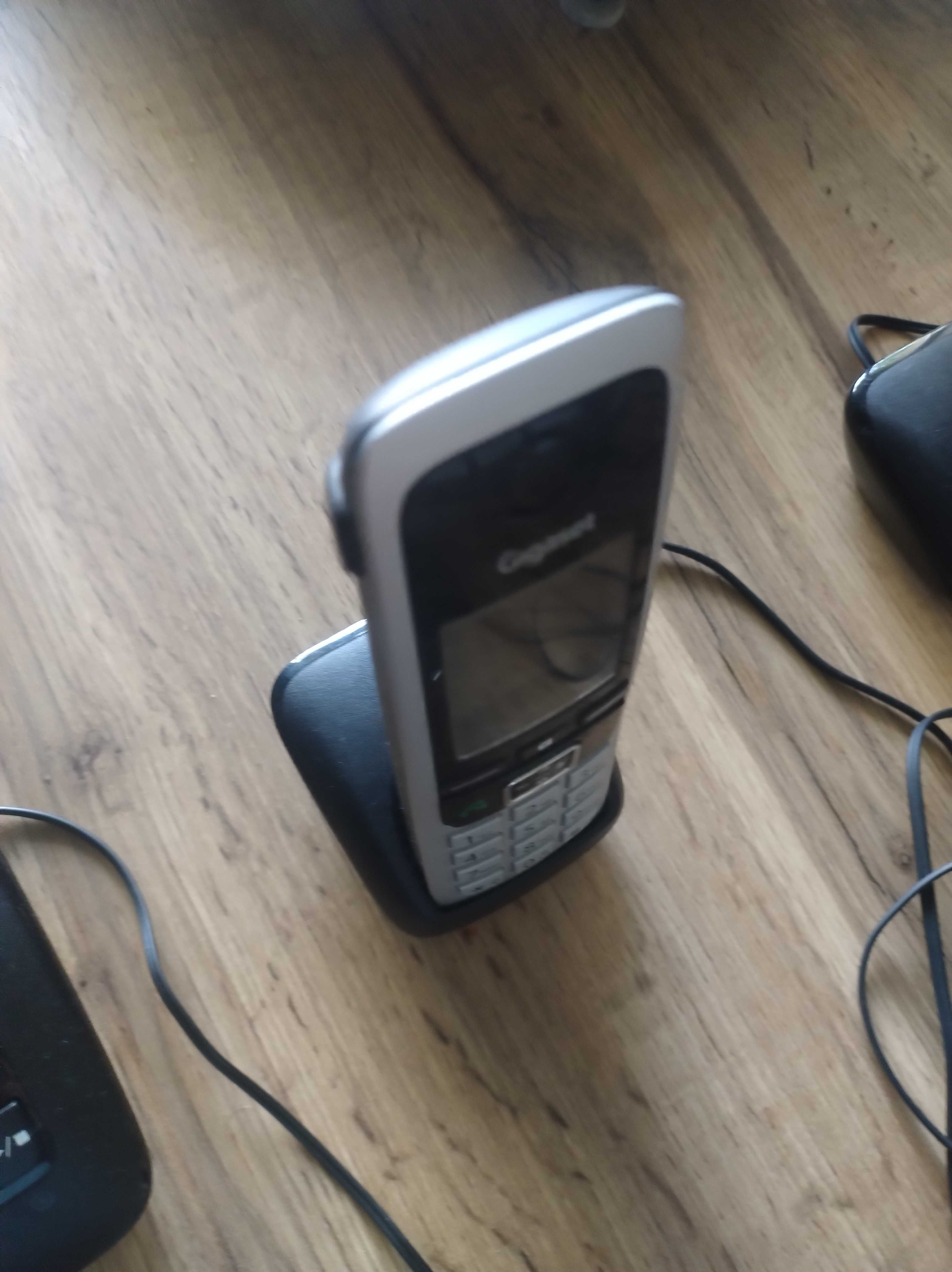 Telefon bezprzewodowy Gigaset z 430A oraz dwie słuchawki z stacjami.