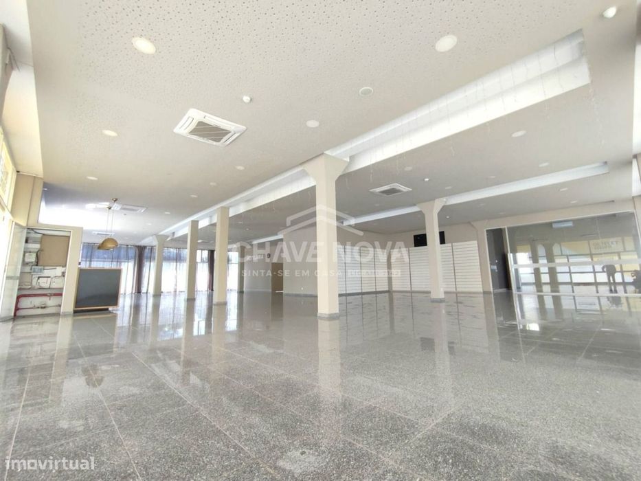 Loja independente c/ 4 frentes - Constituição, Porto