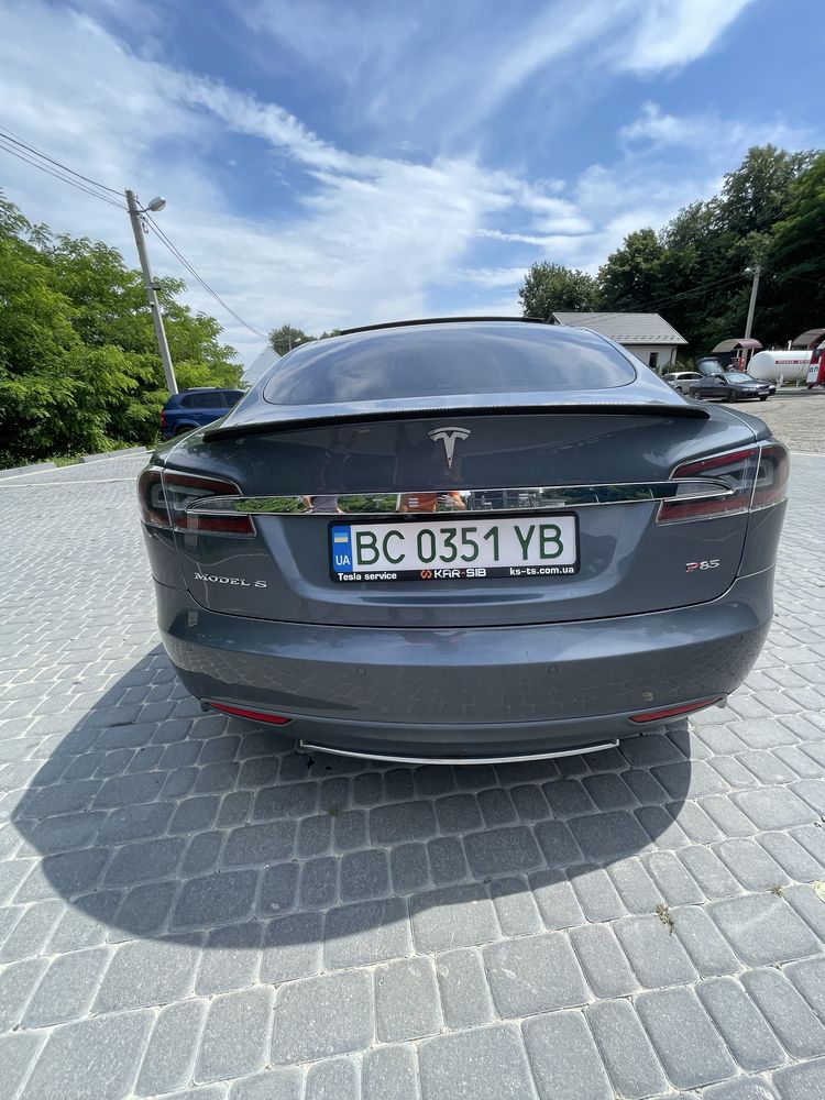 Тесла s P85 Європа