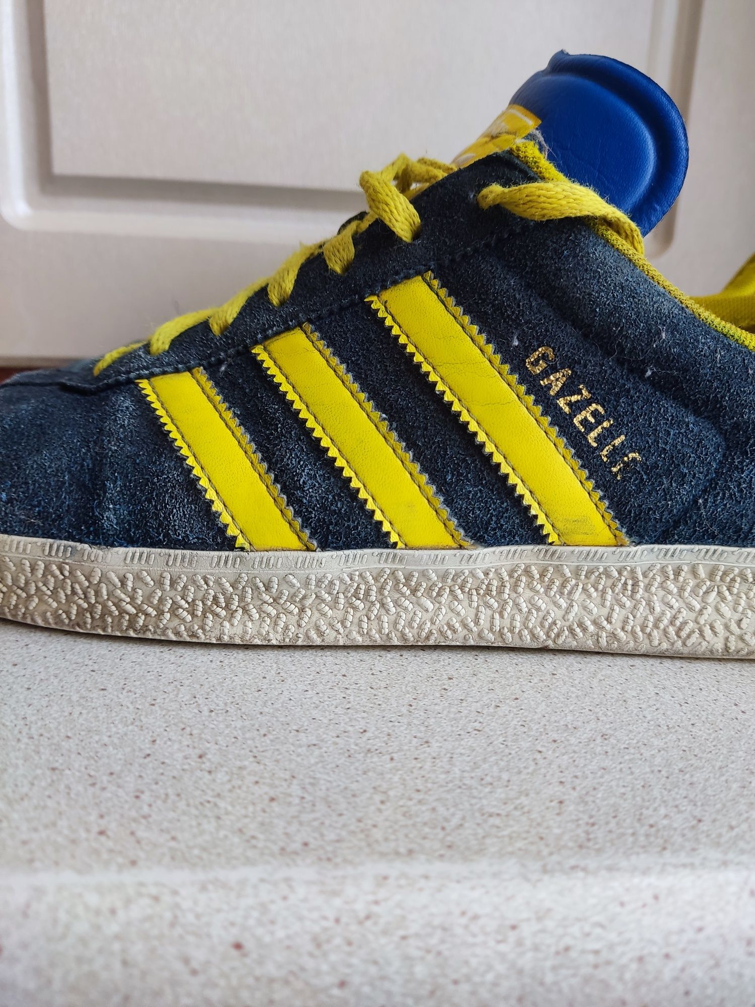 кросівки Adidas gazelle, потребують чистки