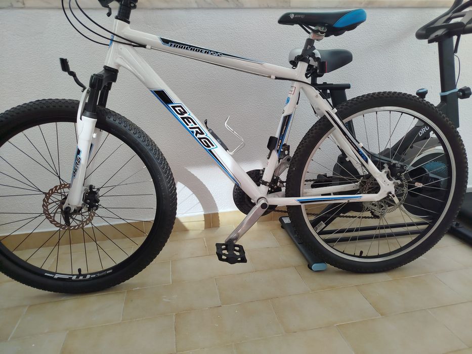 Bicicleta está como nova bem pouco uso...