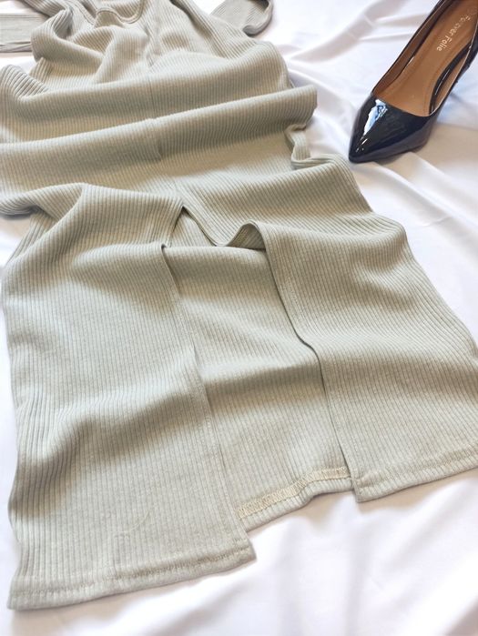 Платье в рубчик с вырезом на спине. Платье-карандаш. Облегающее платье