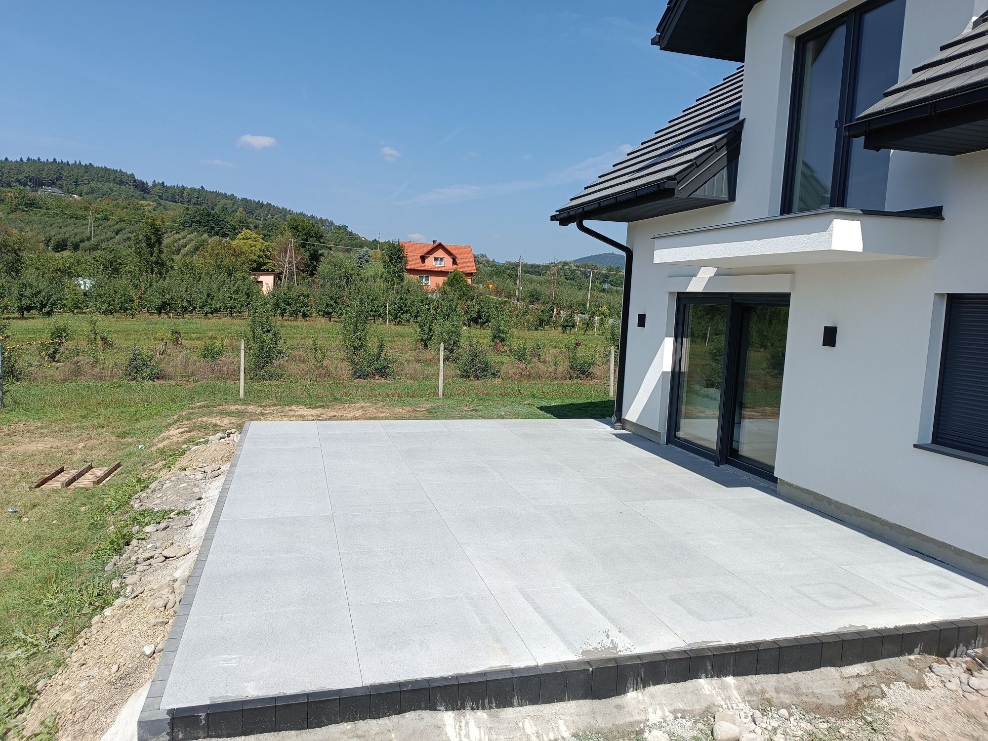 Układanie kostki brukowej. Gres. Brukarstwo i ogrodzenia.
