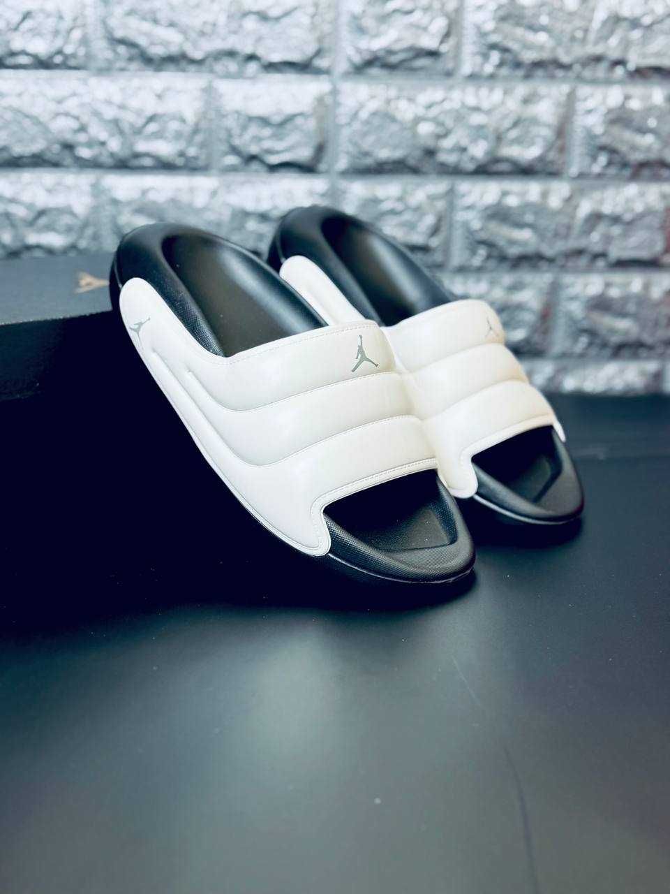Тапочки Jordan мужские white\black. Стильная новинка! Джордан Топ!