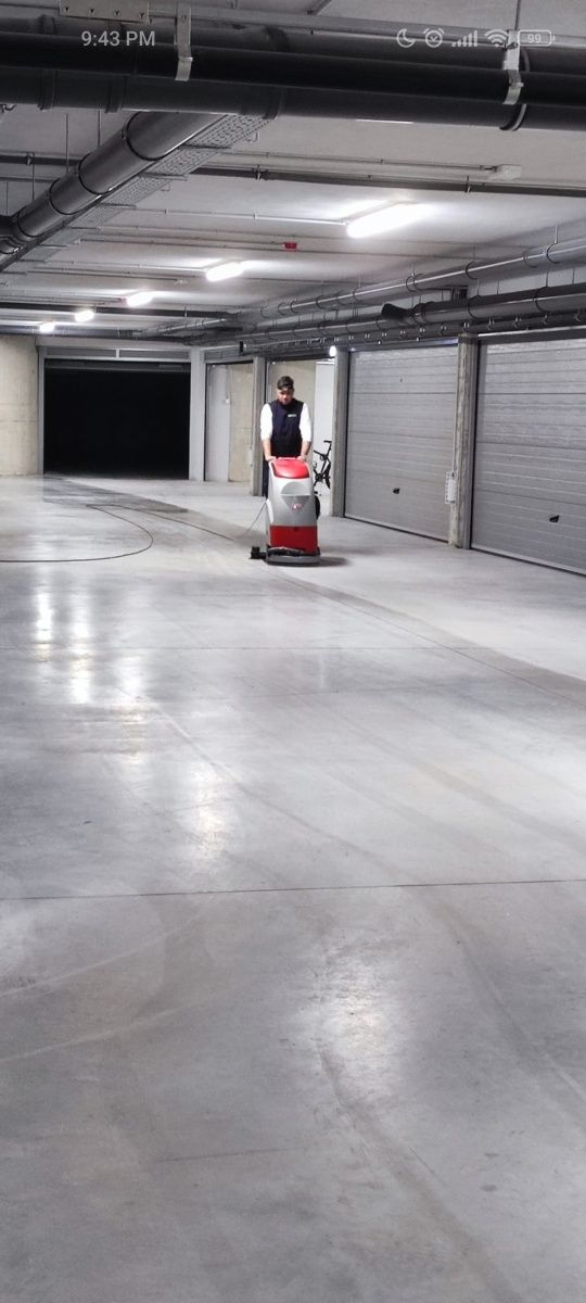 Limpeza de garagens com lavadora - aspiradora de pavimentos