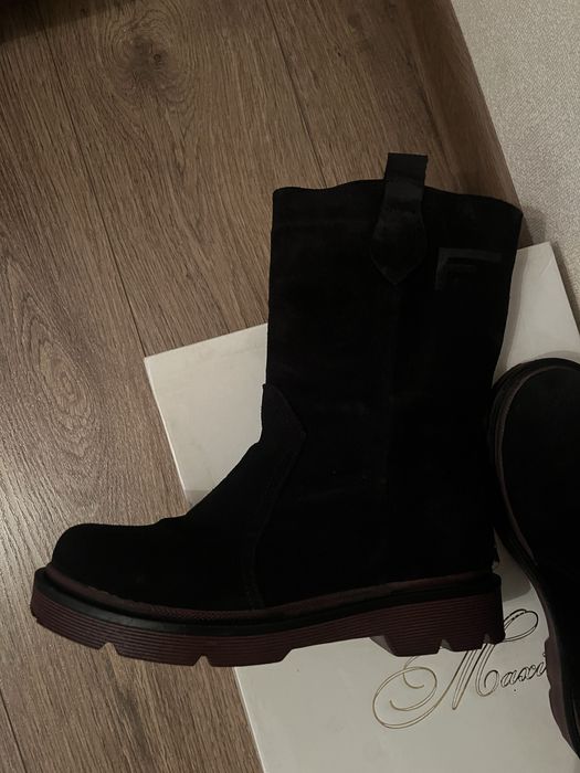 Зимові жіночі сапоги , 39 розм, в гарному стані , натур замш
