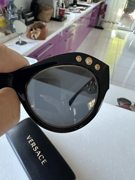 Okulary przeciwsłoneczne Versace – klasyczny styl z nutą glamour!