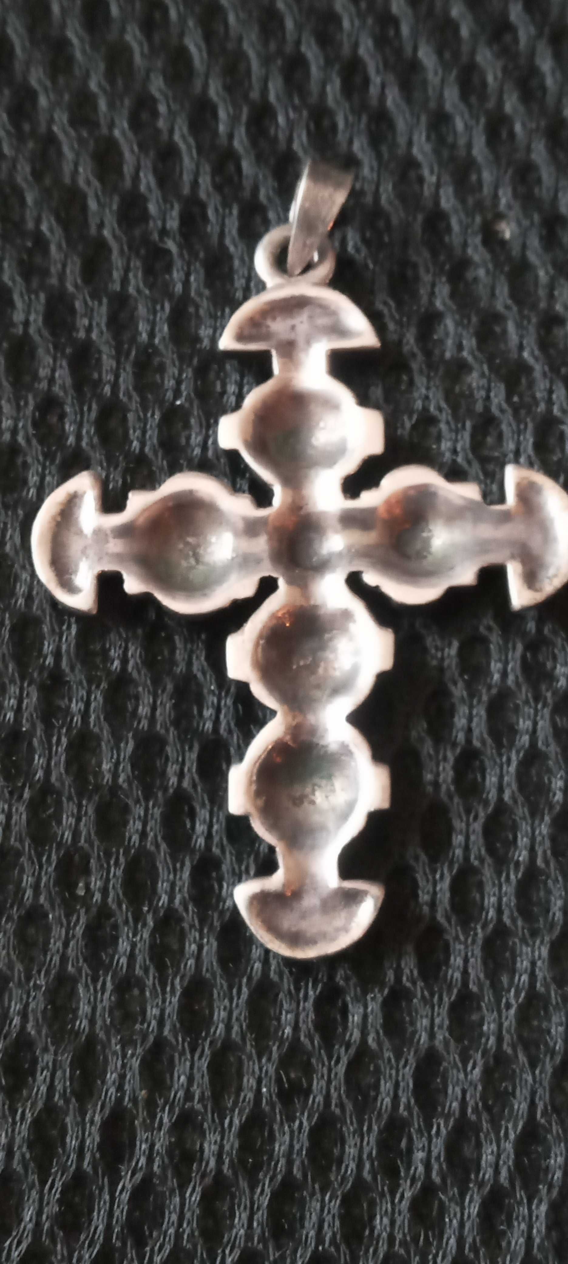 Srebrny, perforowany krzyż