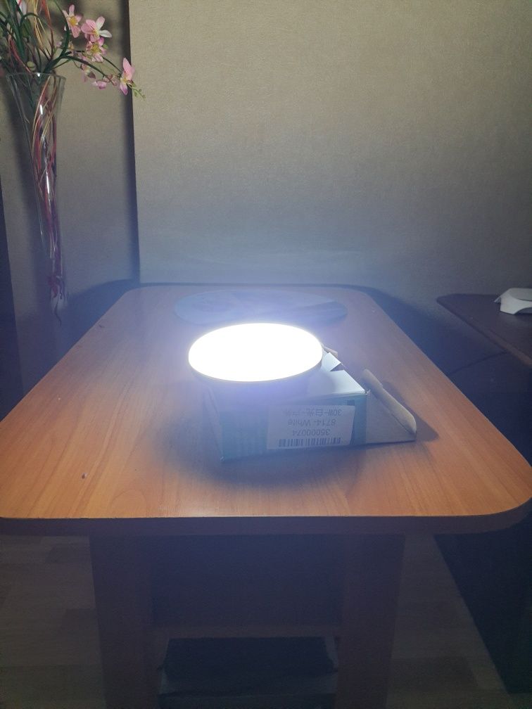 Продам безпроводную яркую светодиодную лампу со встроенным аккумулятор