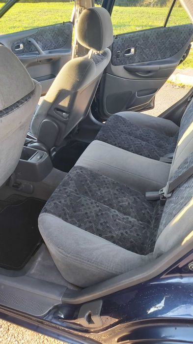 Carro a gasolina Mazda 323 F
