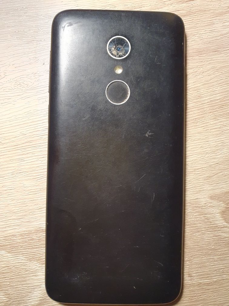 Alcatel 3, 5052d.  Pęknięty ekran.