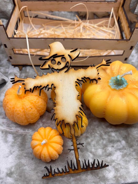 Piękny zestaw świec świeczek dynie w drewnianej skrzynce ze strachem