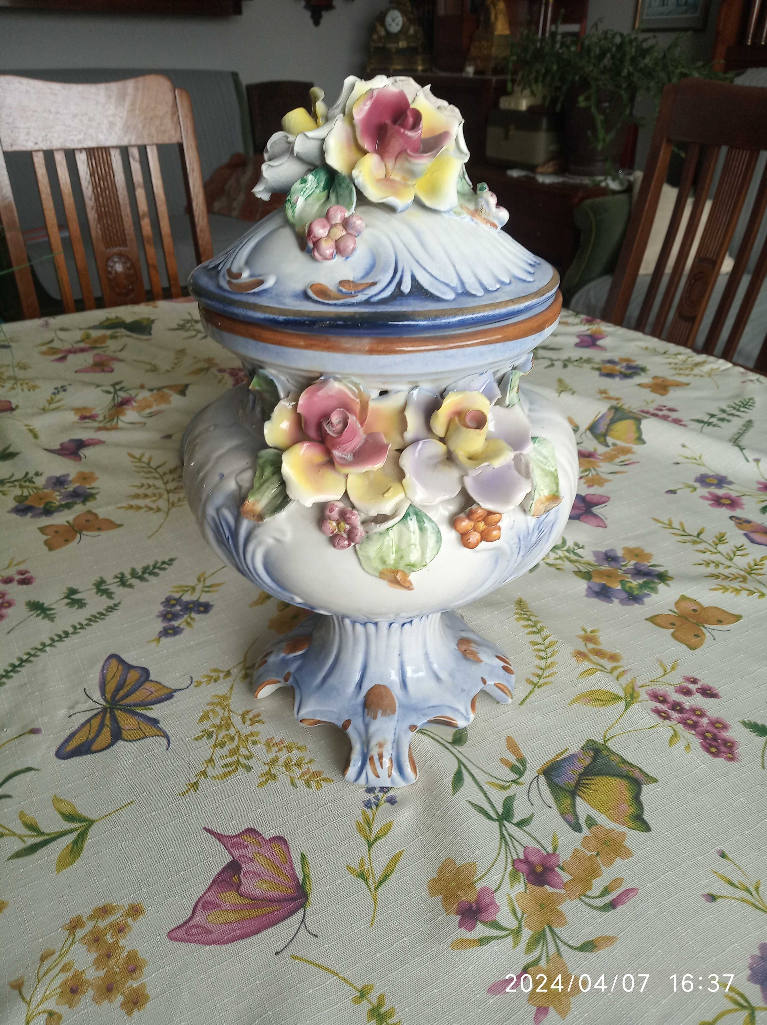 Porcelanowy wazon na kwiaty z pokrywką