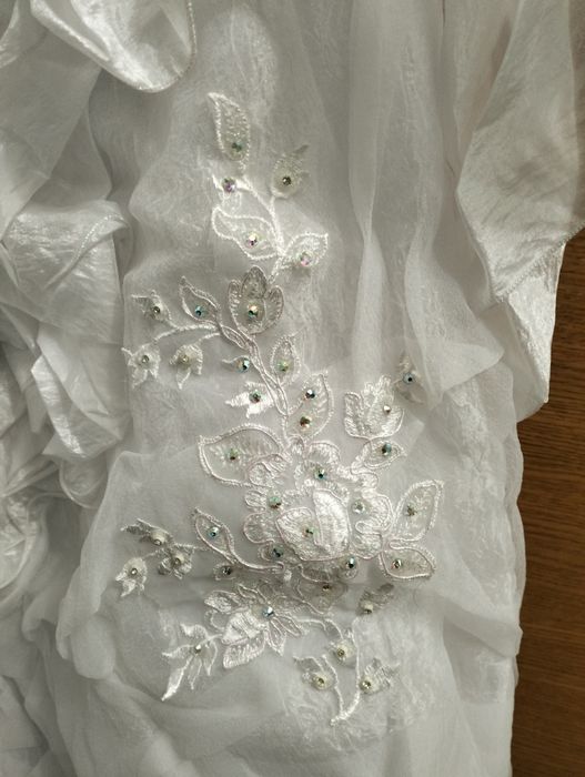 Весільна сукня з вишивкою