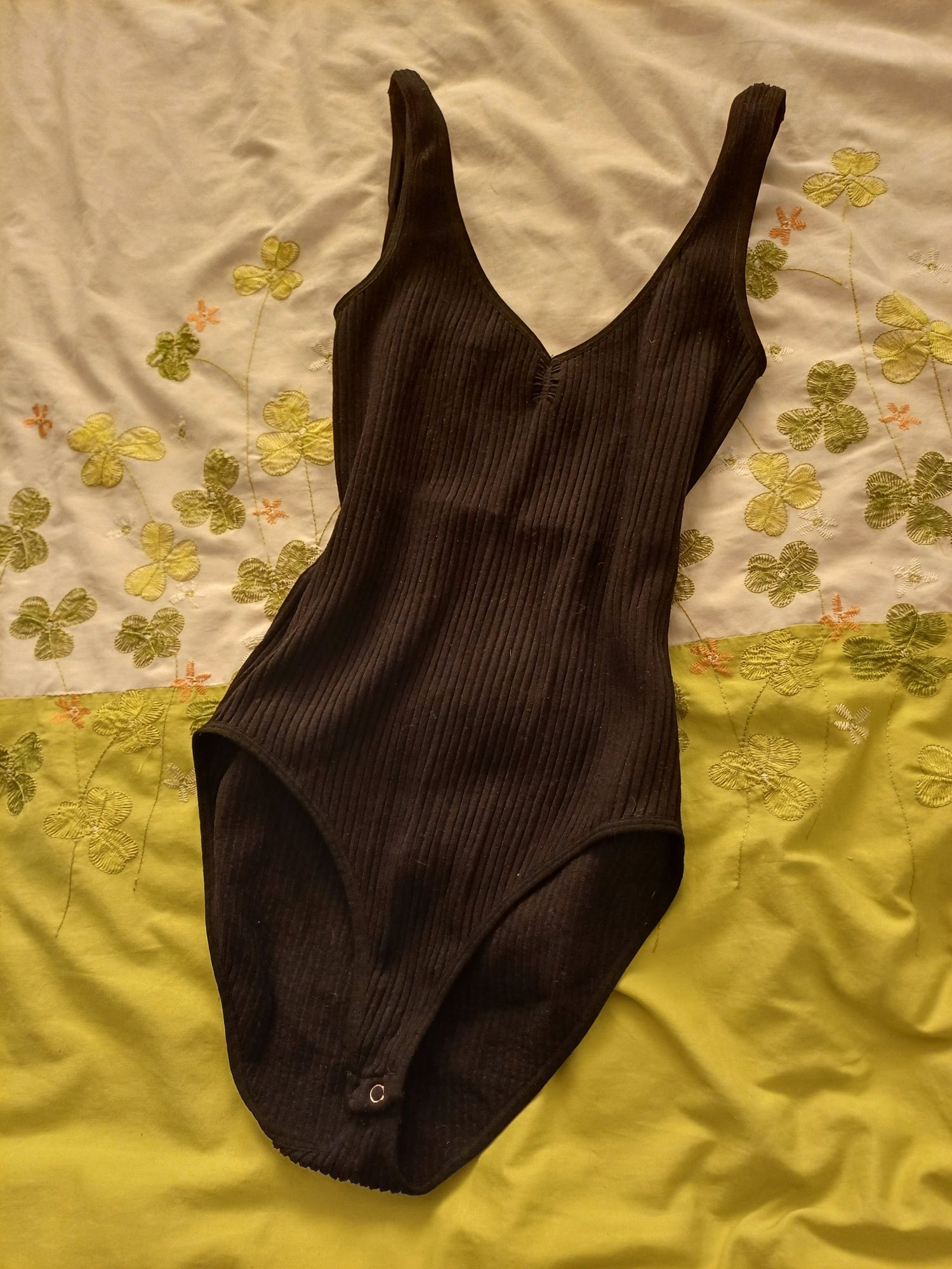 Czarne body prążkowane Stradivarius
