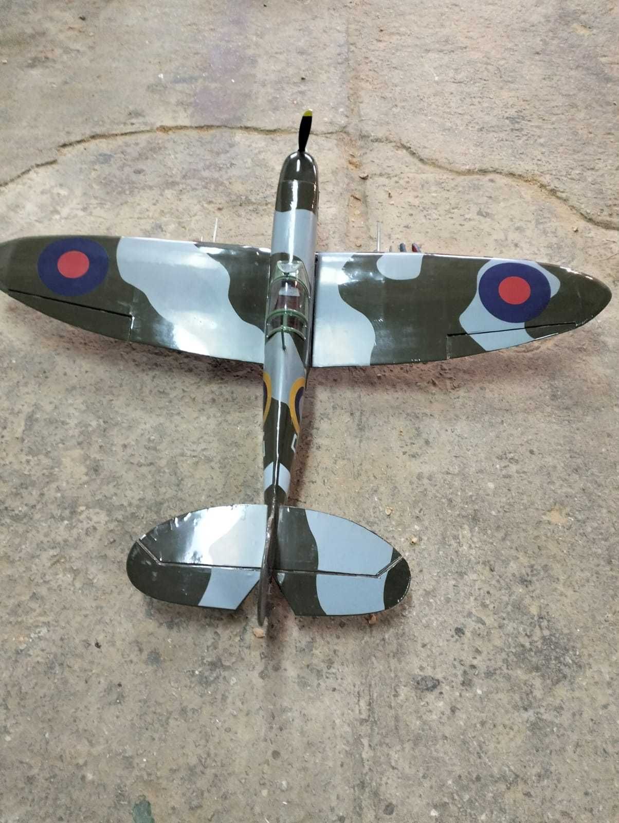 Modele 2 samolotów Latających SPITFIRE i Fokker Dr.I