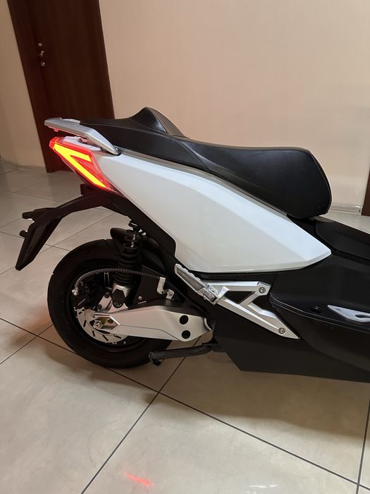 Aima Tiger 2000W-12 колеса электроскутер, мопед