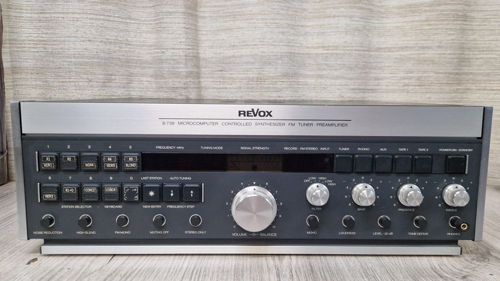 Попередній підсилювач з вбудованим  FM тюнером Revox- B739