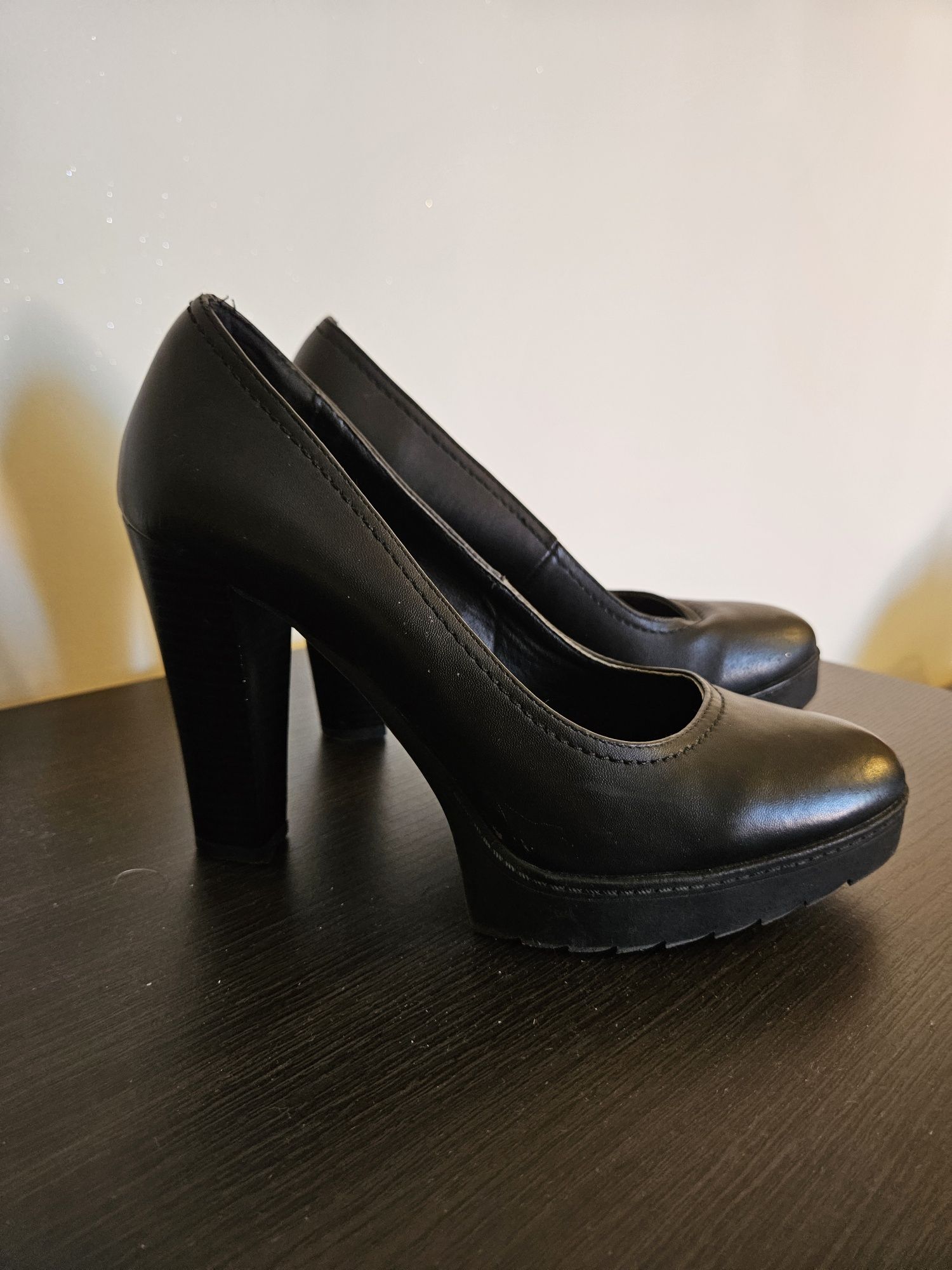 Buty na wysokim obcasie na grubej gumowej podeszwie