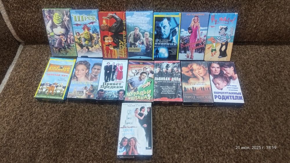 Продам видеокассеты. В Полтаве  - подарю).