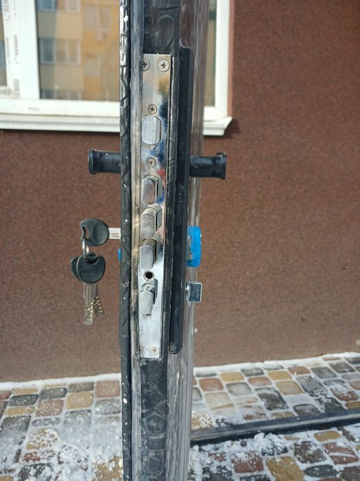 Вхідні двері Б/У металеві