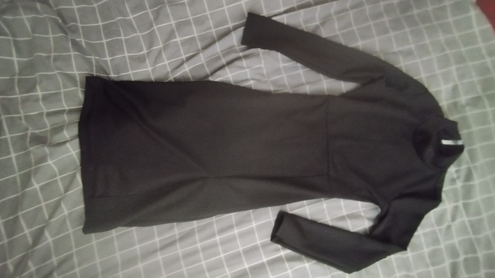 Плаття в рубчик з розрізом