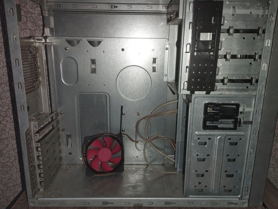 Корпус комп'ютерний