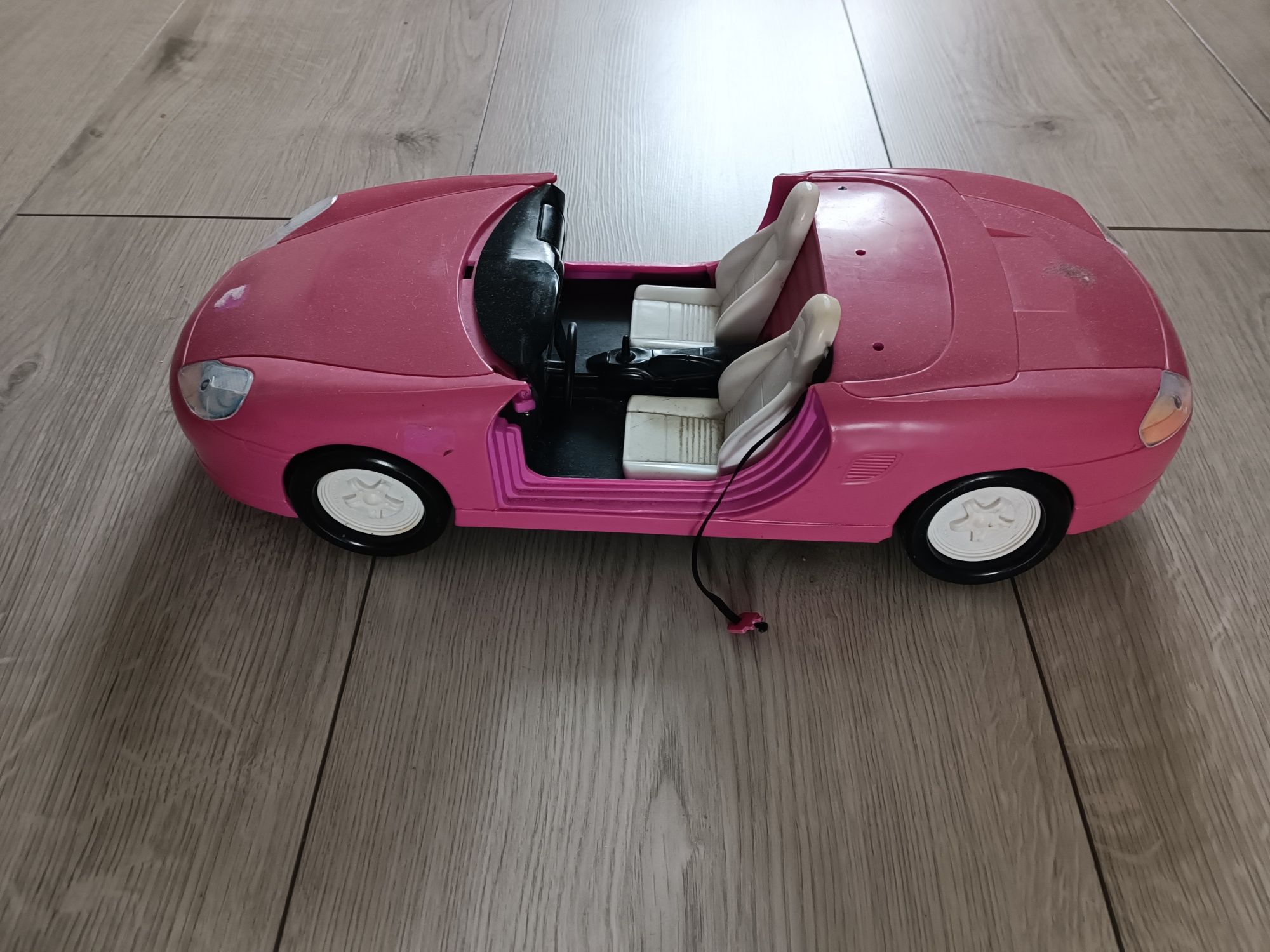 Samochód dla lalek. Zabawka dla dziewczynki