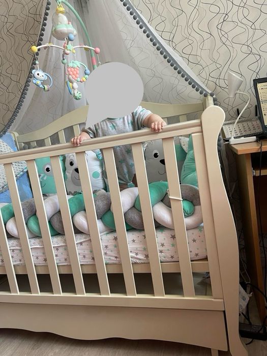 Детская кроватка с маятником
