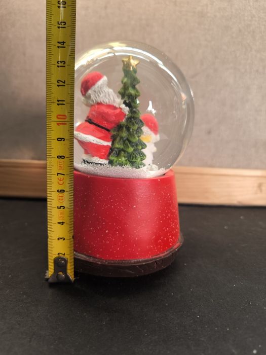 Bola de neve com música e figuras.
Bola de neve decorativa com tema na