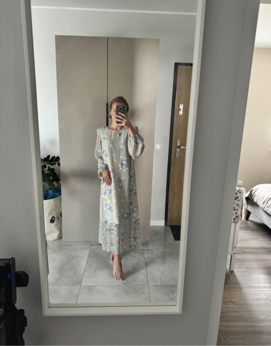 Długa sukienka z baloniastym rękawem