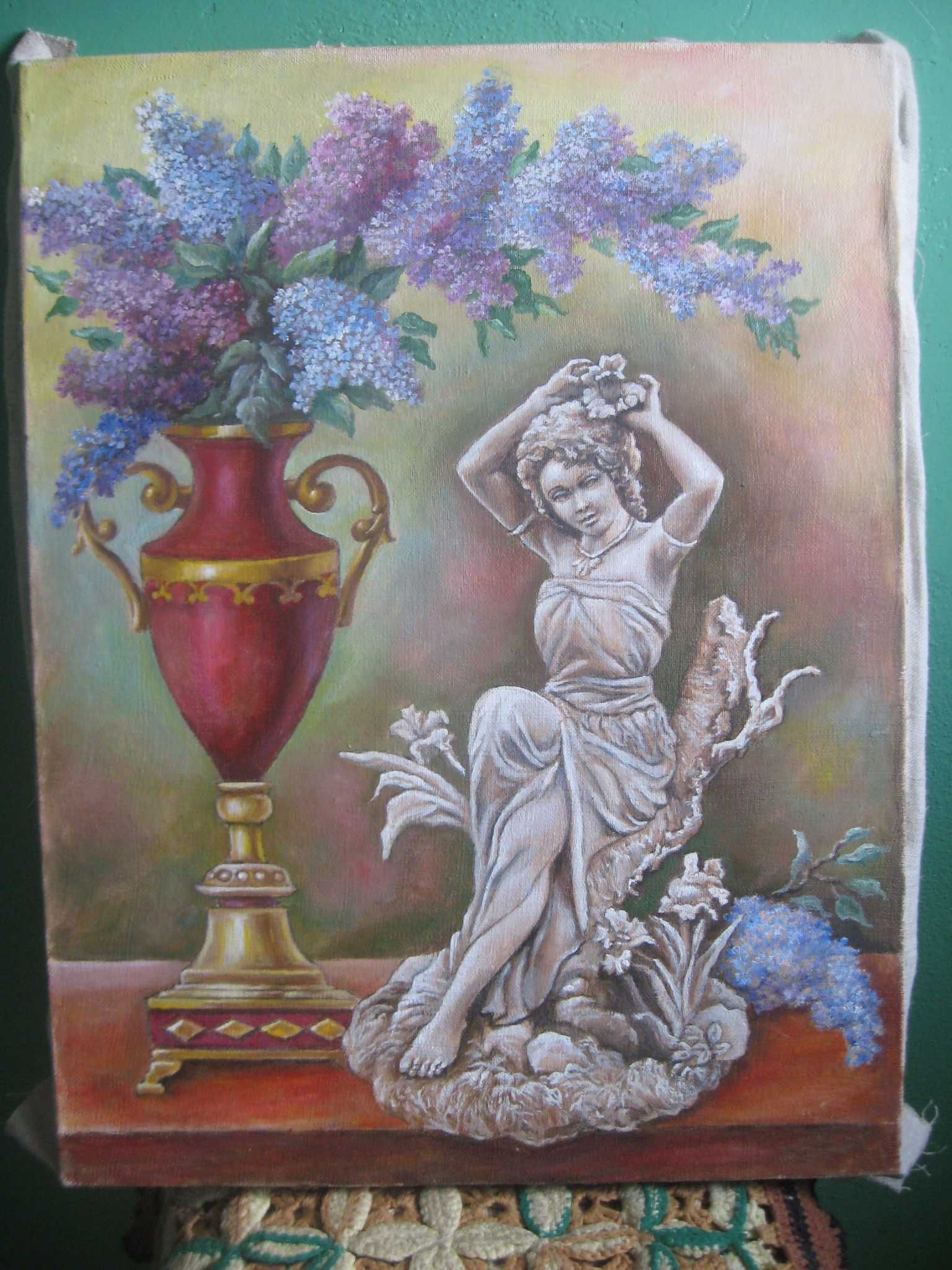 натюрморт с цветочной вазой и статуэткой девушки
