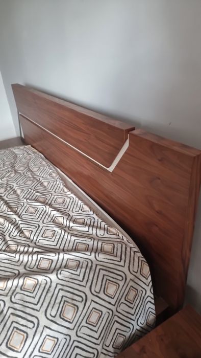 Cama de casal com colchão, mesinhas e espelho