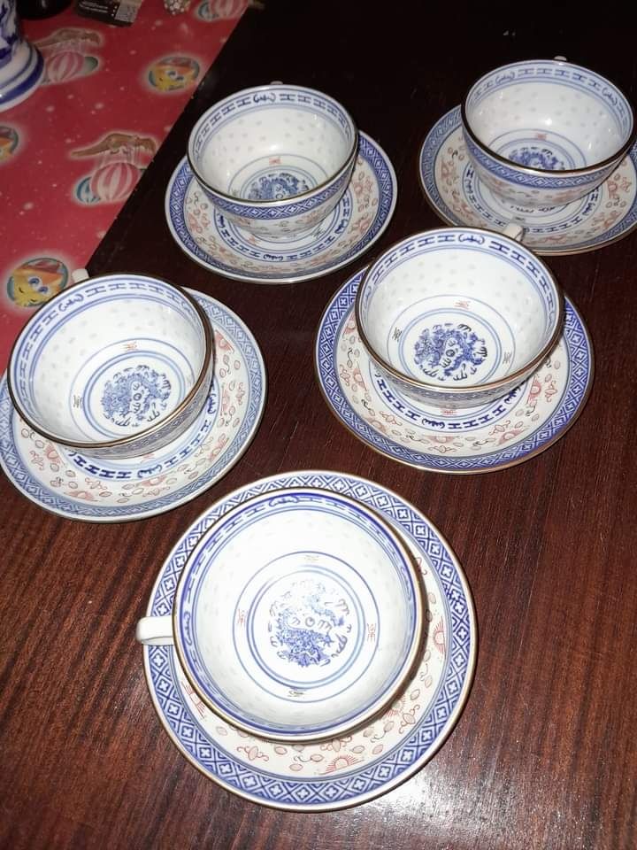 Chávenas e pires  antigas em porcelana chinesa Bago de arroz