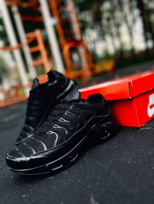 Черные стильные кроссовки Найк ТН+/минимализм и тёмный цвет-ключ побед