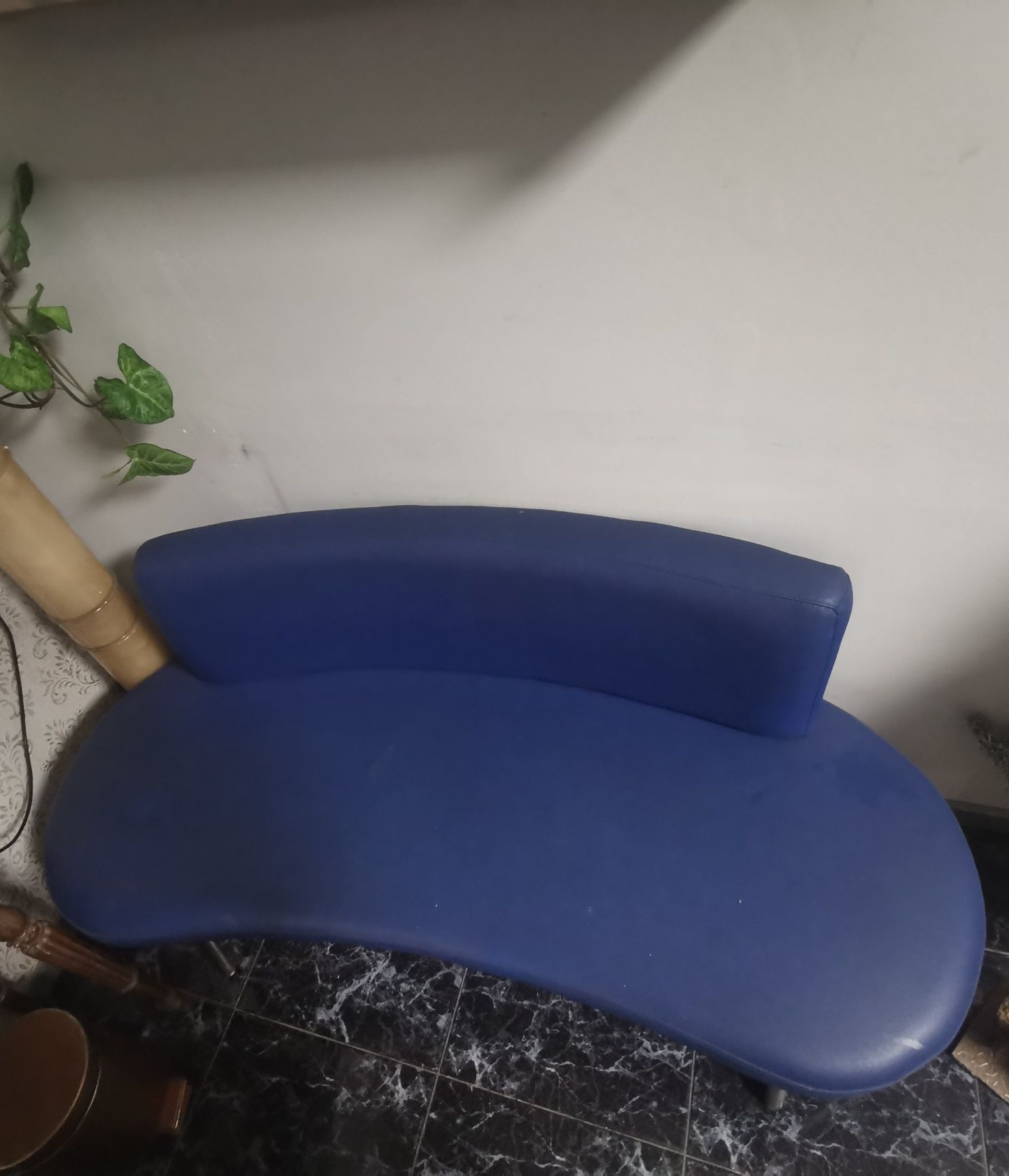 Sofá azul de espera