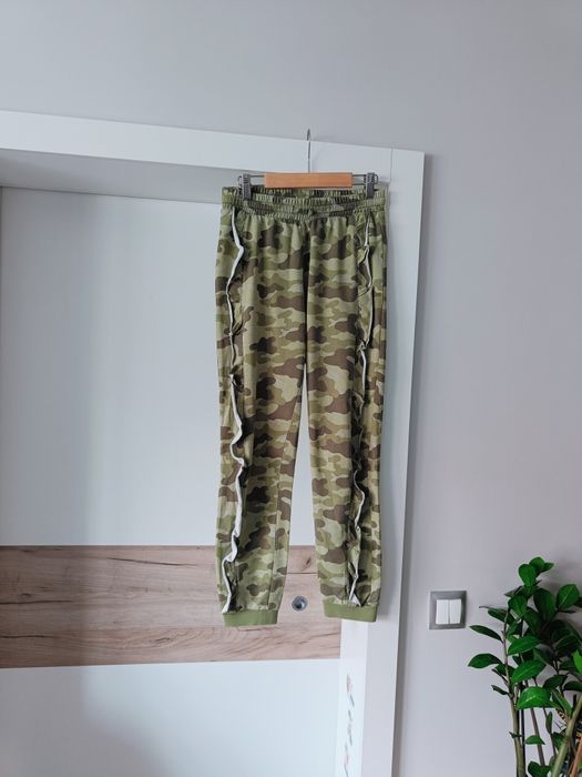 Dresowe spodnie moro Kappahl