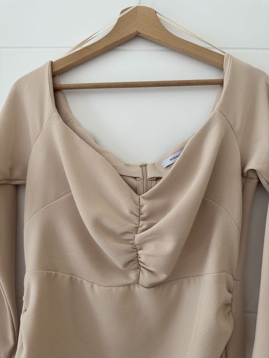 Sukienka z odkrytymi ramionami